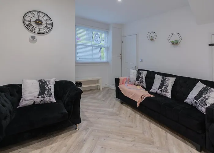 4 Bedroom House By Primal Estates Short Lets In Brighton