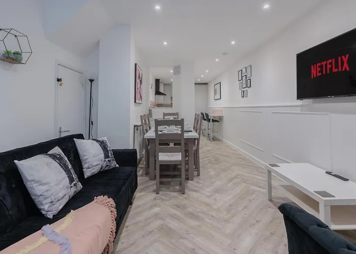 4 Bedroom House By Primal Estates Short Lets In Brighton